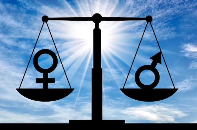Silhouette de symboles de genre sur la balance de la justice qui sont égaux en droits. Le concept d'égalité des droits entre les femmes et les hommes
