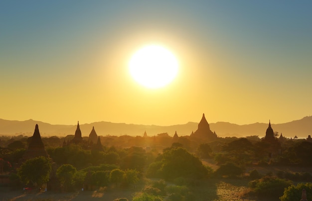 Silhouette de temples à Bagan au coucher du soleil