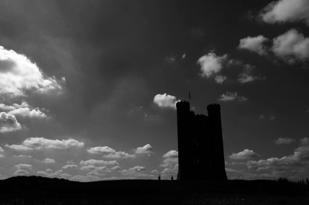 La silhouette de la tour de Broadway contre le ciel