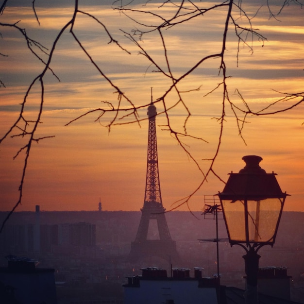 La silhouette de la tour Eiffel au coucher du soleil