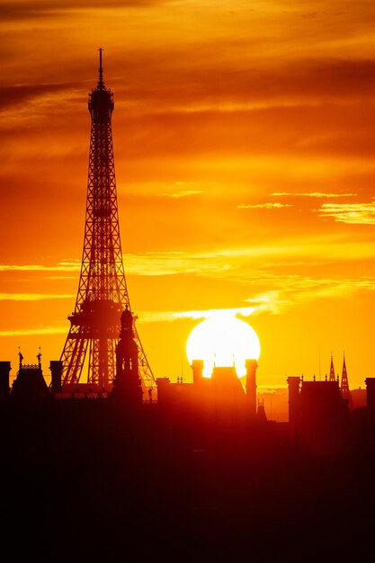 Silhouette de la tour Eiffel en ville contre un ciel orange