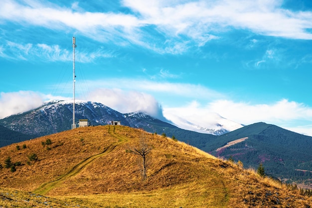 La silhouette d'une tour de télécommunications dans le contexte d'un ciel bleu incroyablement beau avec des nuages blancs brillants et flous