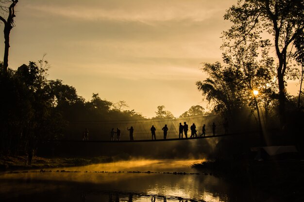 Silhouette de touriste dans la matinée