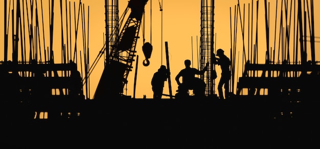 Silhouette de travailleur de la construction sur le lieu de travail