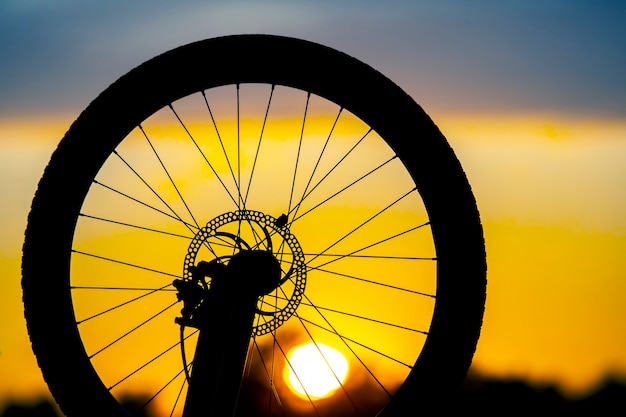 Silhouette de vélo au coucher du soleil