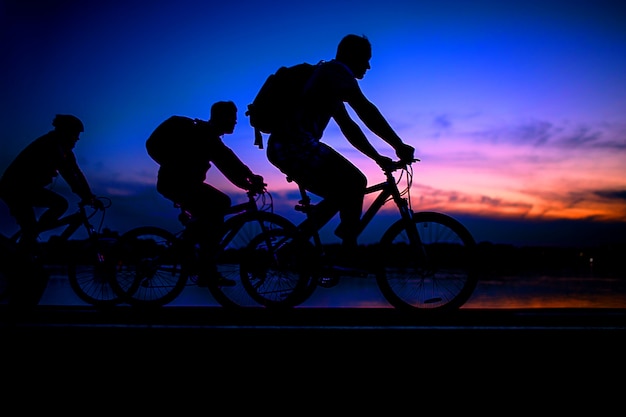 Photo silhouette d'un vélo cyclistes sur ciel coucher de soleil