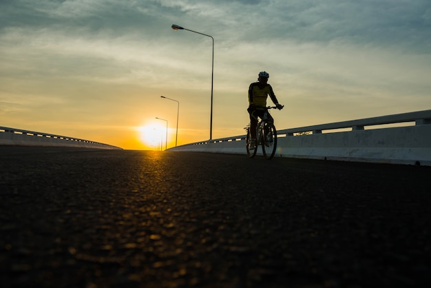 Silhouette d'un vélo sur fond de ciel au coucher du soleil