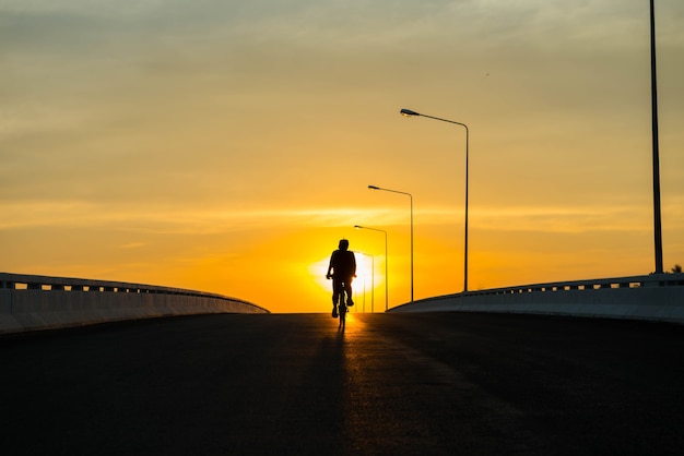 Silhouette d'un vélo sur fond de ciel au coucher du soleil