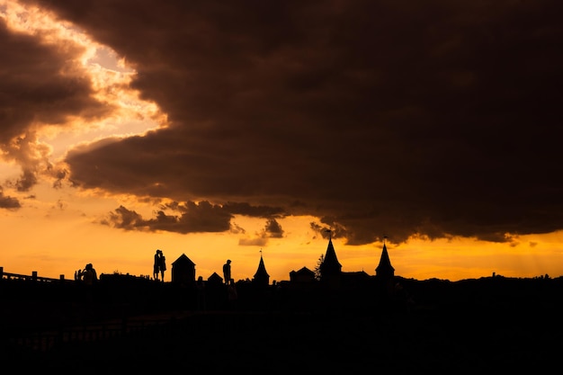 Silhouette d'un vieux château médiéval pendant le coucher du soleil épique