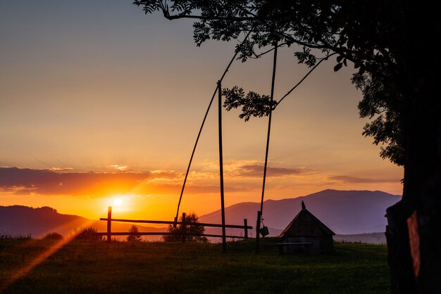 Silhouette de village au coucher du soleil