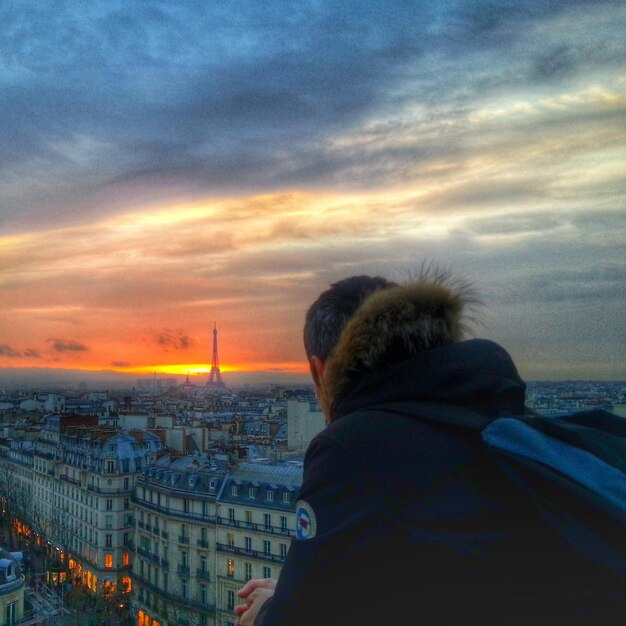 Silhouette de la ville au coucher du soleil