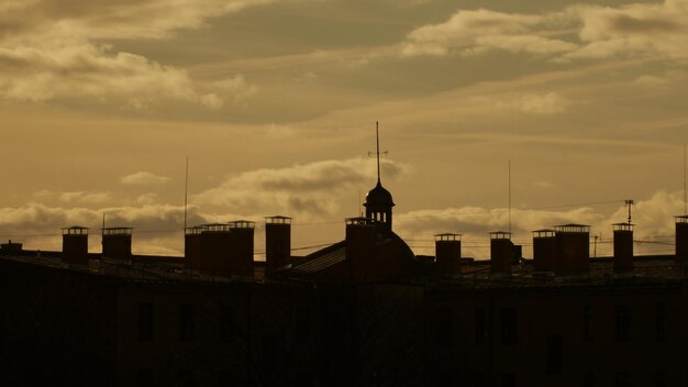 Photo silhouette de la ville contre le ciel