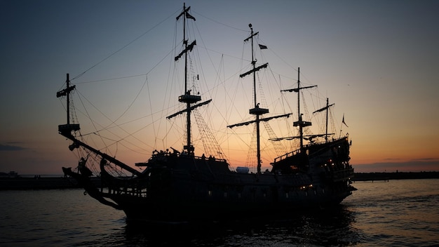 Silhouette d'un voilier qui navigue sur la mer contre le ciel au coucher du soleil