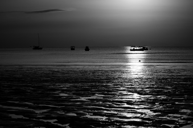 Photo silhouette d'un voilier qui navigue sur la mer contre le ciel