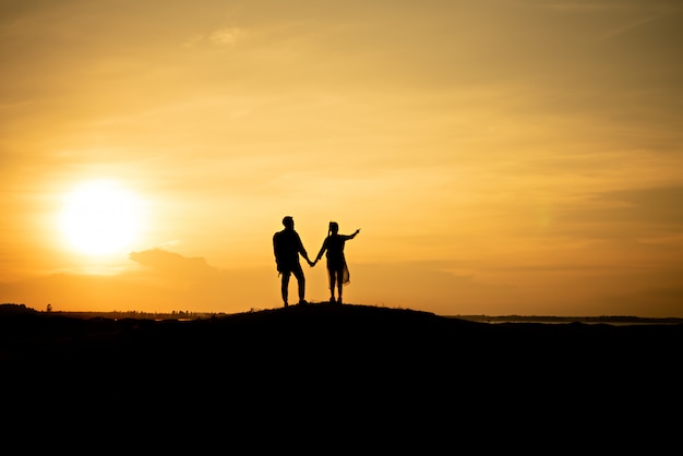 Photo silhouette voyageur couples marchant