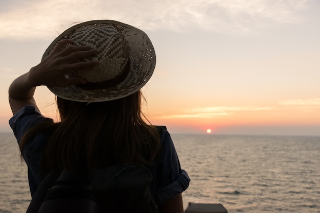 silhouette voyageur féminin