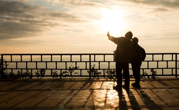 Silhouette de voyageur sur fond de beau coucher de soleil