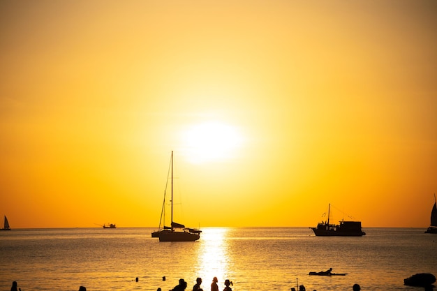 Silhouette Yacht bateau voiliers ou bateaux de voyage dans la belle mer de phuket au coucher du soleil ciel doré Incroyable pour les vacances d'été et la destination de voyage ou le site Web Belle île de phuket