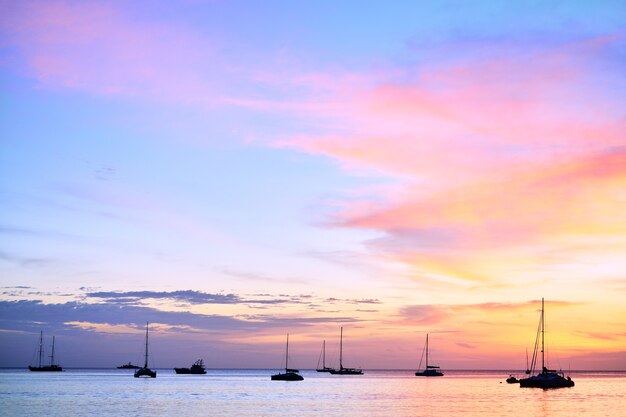 Photo silhouette de yacht