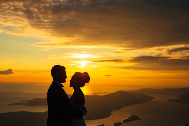 Silhouettes au coucher du soleil sur le mont Lovcen au Monténégro