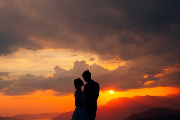 Silhouettes au coucher du soleil sur le mont lovcen