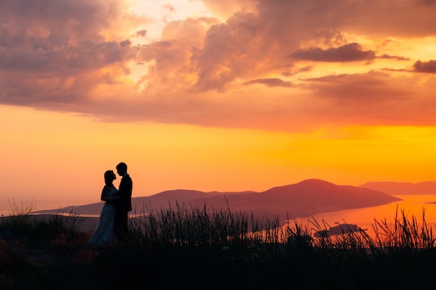 Photo silhouettes au coucher du soleil sur le mont lovcen