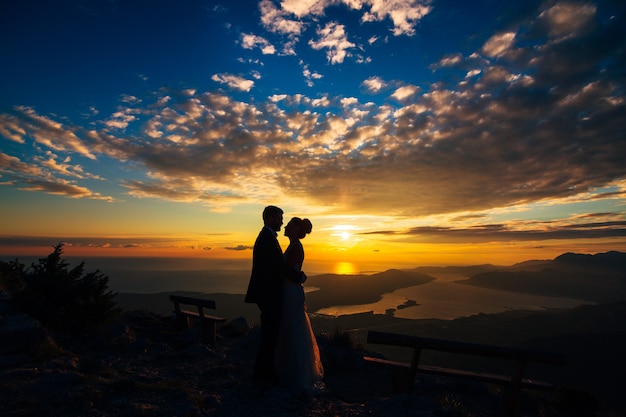 Silhouettes Au Coucher Du Soleil Sur Le Mont Lovcen