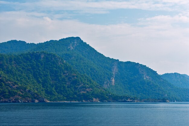 Silhouettes bleues de montagnes sur la côte égéenne. Turquie