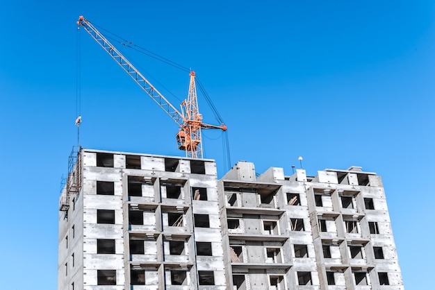 Silhouettes de chantier sur ciel bleu