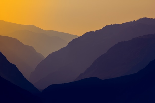 Silhouettes et contours d&#39;un massif montagneux au soleil couchant