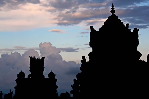 Des silhouettes de deux temples sur un ciel nuageux