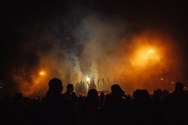 Silhouettes de foules de gens qui regardent les feux d'artifice. Célébrez les vacances sur la place. très amusant