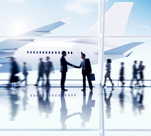 Photo silhouettes de gens d'affaires à l'aéroport