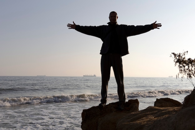 Silhouettes d'hommes sur fond de mer.