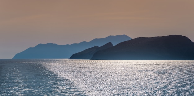 Silhouettes des îles Cyclades en mer Égée