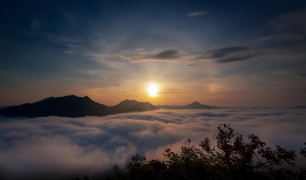 Silhouettes de montagne avec une légère brume au lever du soleil du matin Beau paysage naturel