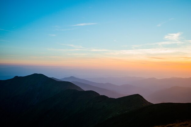 silhouettes de montagne