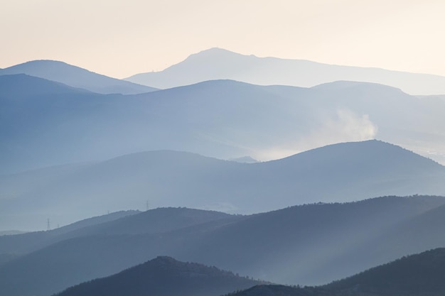 Silhouettes de montagnes à l'aube