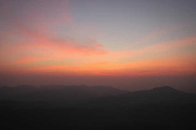Silhouettes de montagnes contre le ciel au coucher du soleil