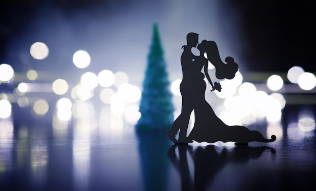 Silhouettes noires de paires de danseurs exécutant L'homme et la femme dansent avec un rétro-éclairage blanc Chorégraphie Bal du Nouvel An