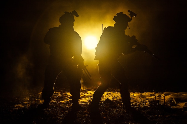 Silhouettes noires de soldats