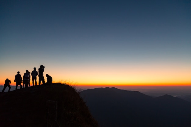 silhouettes de personnes sur les montagnes