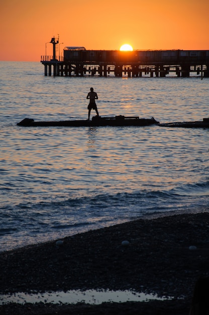 Silhouettes de personnes sur la plage