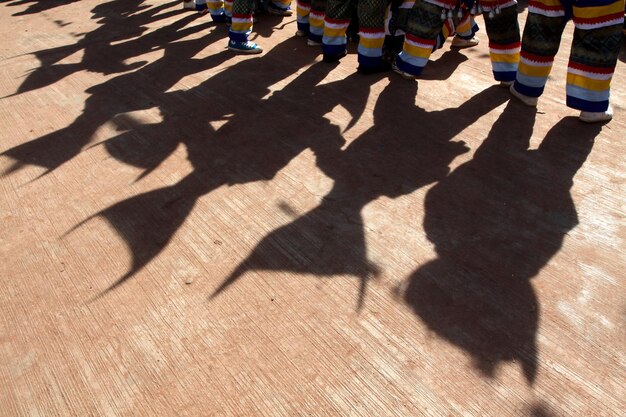 silhouettes de personnes s'amusant