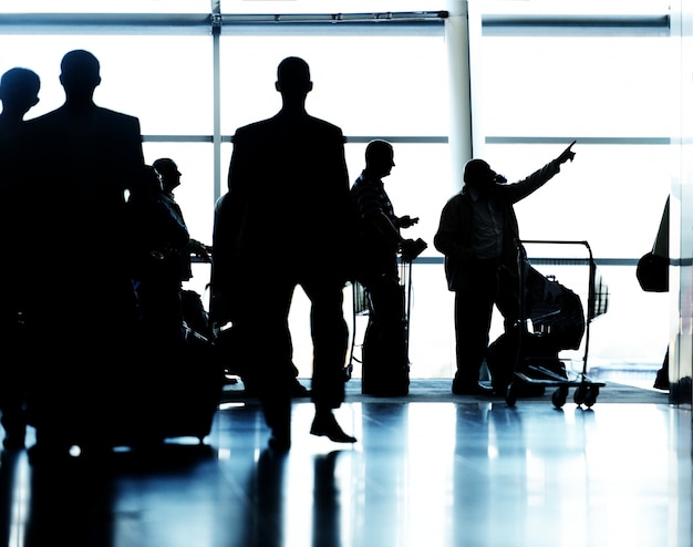 Silhouettes de personnes voyageant à l&#39;aéroport