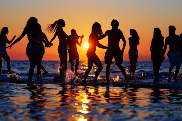 Des silhouettes se balancent dans un coucher de soleil vibrant lors d'une fête de danse sur une plage tropicale qui incarne la joie de l'été