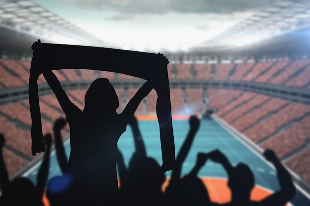 Silhouettes de supporters de football contre le dessin du terrain de sport