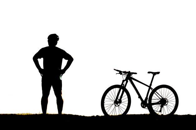 Photo silhouettes de vélos de montagne et de cyclistes le soir heureux concept de voyage et de remise en forme