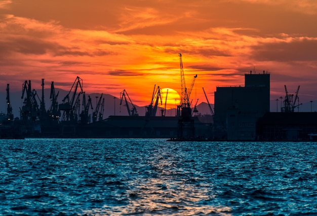 Photo silhouettes de voiliers sur le quai au port contre le ciel au coucher du soleil