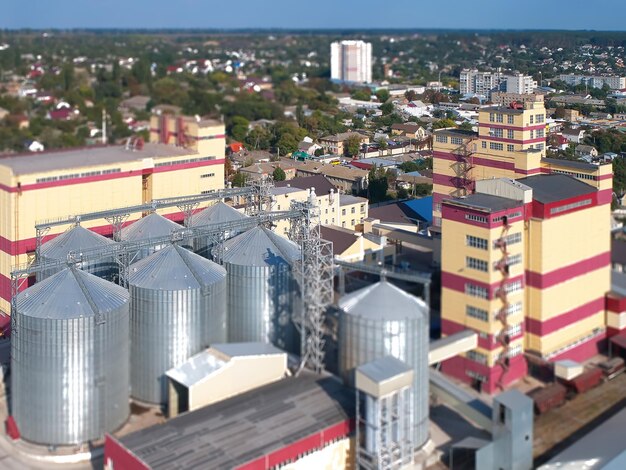 Silo agricole Stockage et séchage des grains blé maïs soja contre le ciel bleu avec des nuages